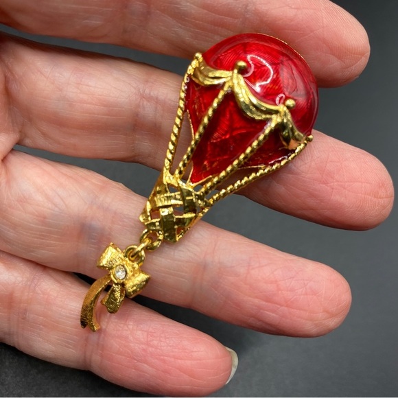 AVON Vintage Red & Gold Hot Air Balloon Pin Brooch - Picture 1 of 5